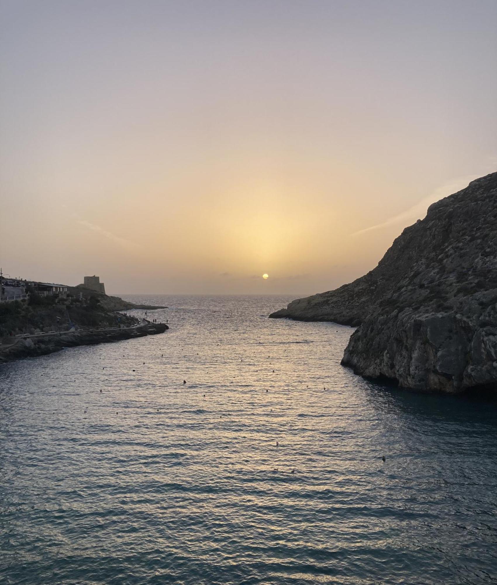 Seafront Duplex Penthouse With Terrace Overlooking Xlendi Bay Extérieur photo