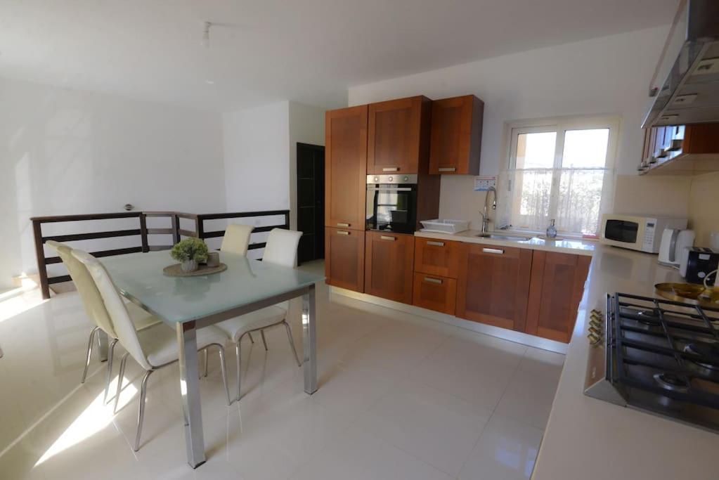 Seafront Duplex Penthouse With Terrace Overlooking Xlendi Bay Extérieur photo
