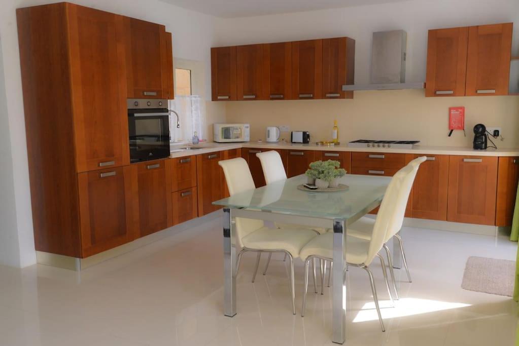 Seafront Duplex Penthouse With Terrace Overlooking Xlendi Bay Extérieur photo