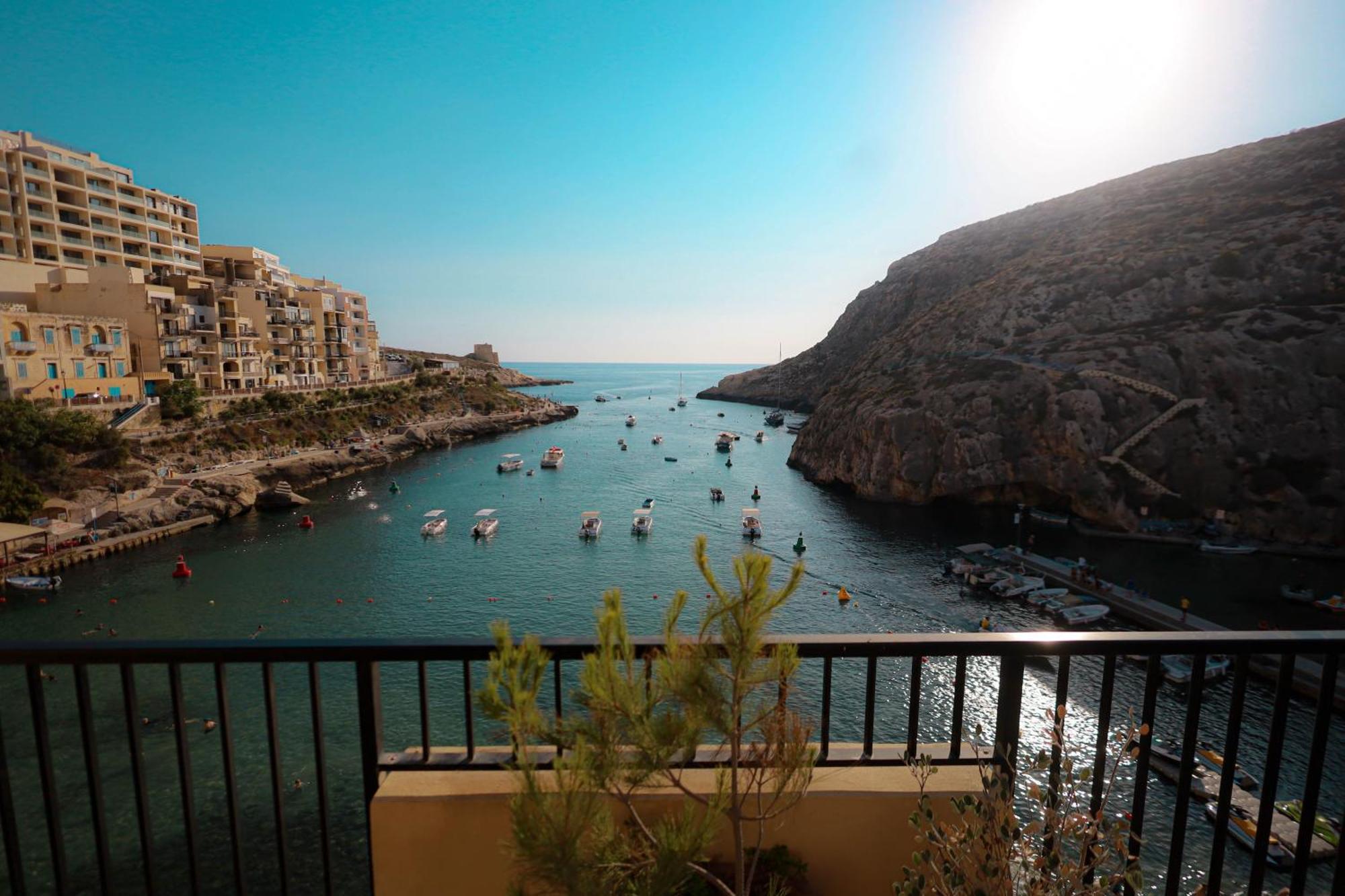 Seafront Duplex Penthouse With Terrace Overlooking Xlendi Bay Extérieur photo